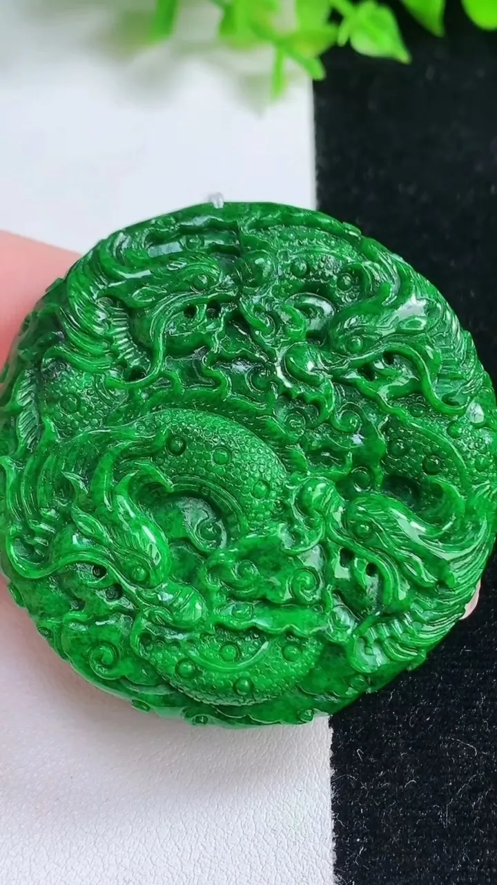 天然A货翡翠九龙至尊 龙牌吊坠，尺寸53-10.8，重量:60.58g
1月17日