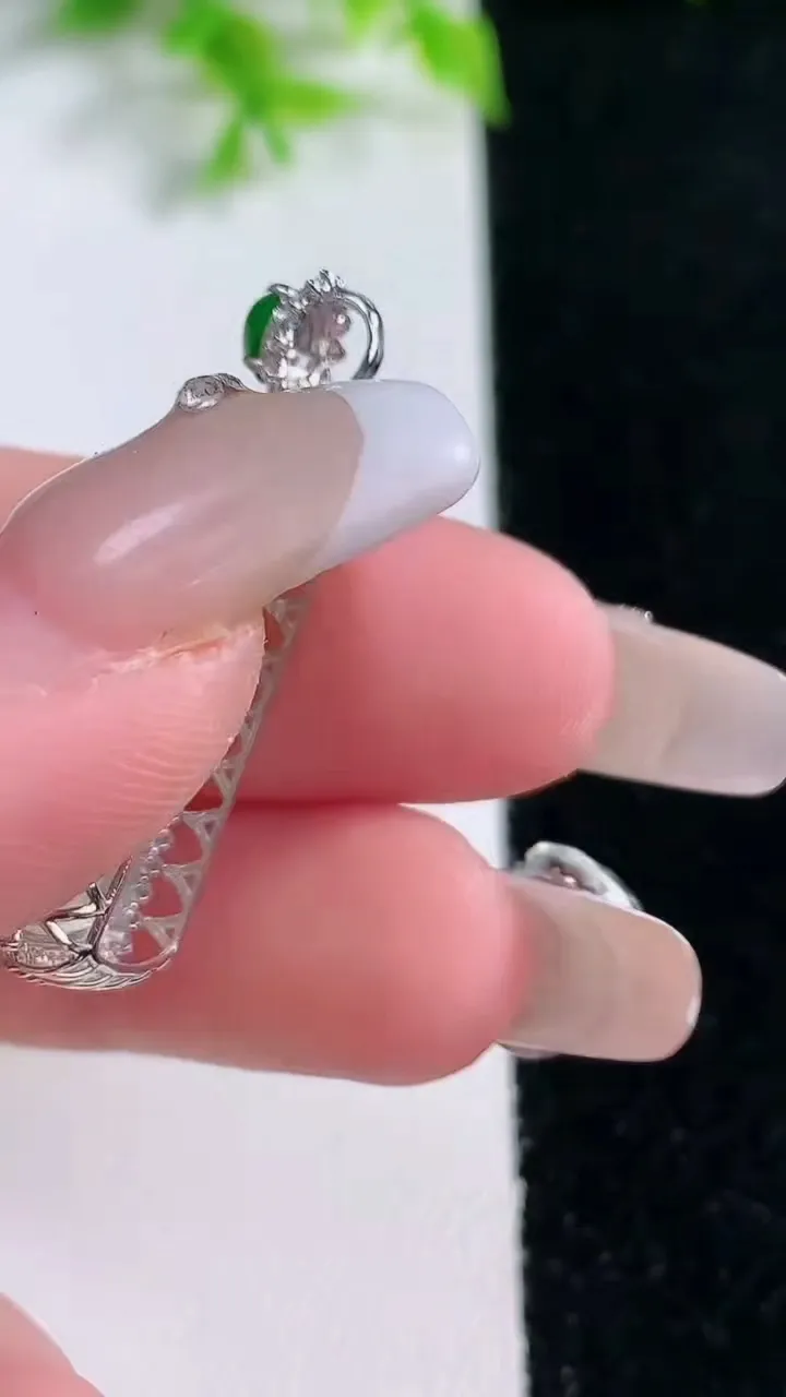 天然A货翡翠无事牌吊坠，尺寸33.8-14.2-6.3，裸石22-12重量:3.38g
1月17日