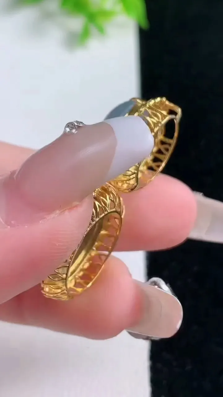 天然A货翡翠18K金紫罗兰蛋面吊坠，尺寸36-15.8-9.8，裸石14.6-13重量:5.45g
1月17日