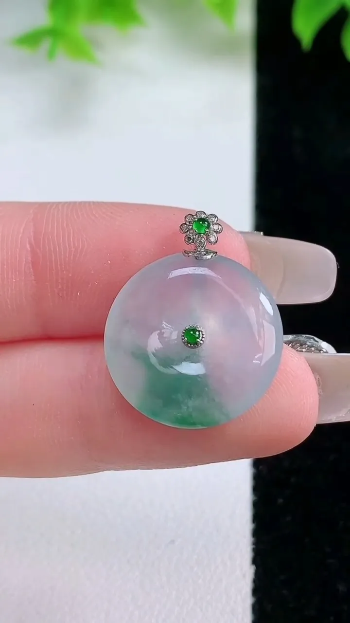 天然A货翡翠种飘花平安扣吊坠，尺寸18.6-3.7，重量:4.52g
1月17日