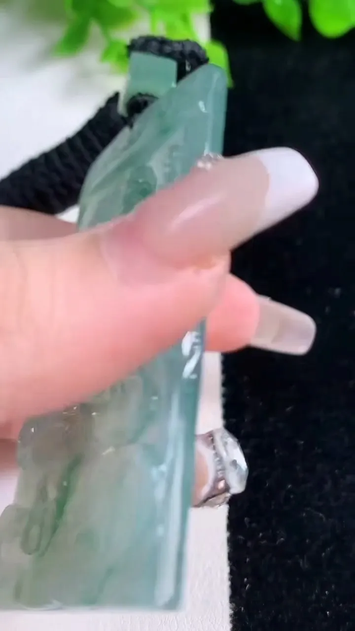 天然A货翡翠种飘花普贤菩萨吊坠，尺寸67.8-39.6-5，重量:42.09g
1月17日