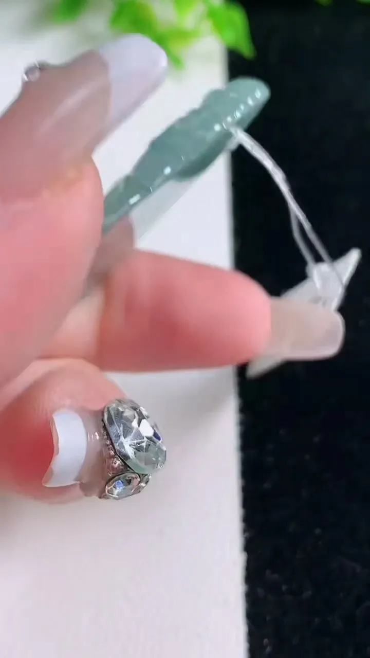 天然A货翡翠种飘花逍遥佛吊坠，尺寸40-31.7-5.5，重量:16.60g
1月17日