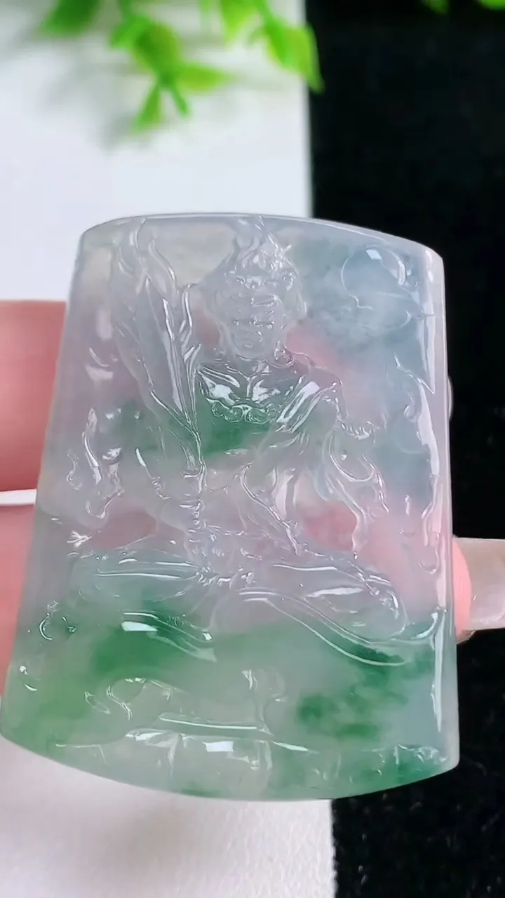 天然A货翡翠种飘花不动明王吊坠，尺寸45.5-34.5-5，重量:19.55g
1月17日