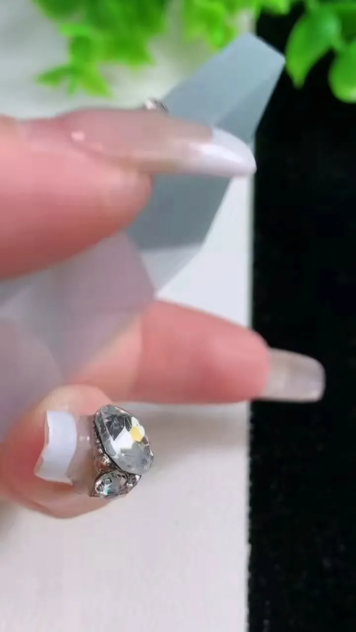 天然A货翡翠种白冰无事牌镶嵌件，尺寸61.3-42-5.9，重量:52.50g
1月17日