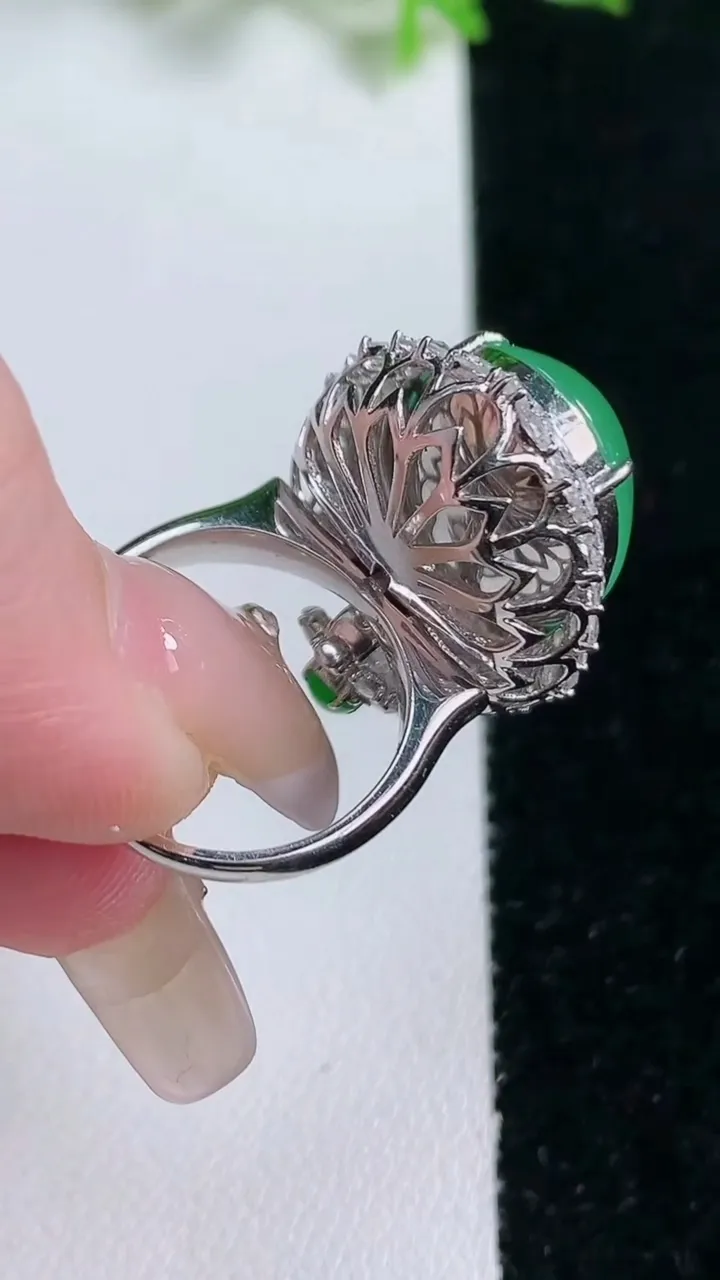 天然A货翡翠蛋面戒指 吊坠两用款，尺寸17.3-18.6-14.7-15.7，重量:11.33g2026年1月17日
工厂直销收藏佳品,种好水足，色泽均匀，有种有色，上手高大气！