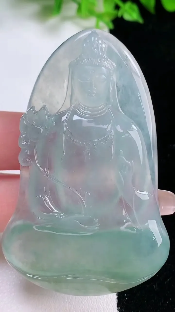 天然A货翡翠大势至菩萨吊坠，尺寸68.4-43.2-6，重量:33.30g
1月17日
