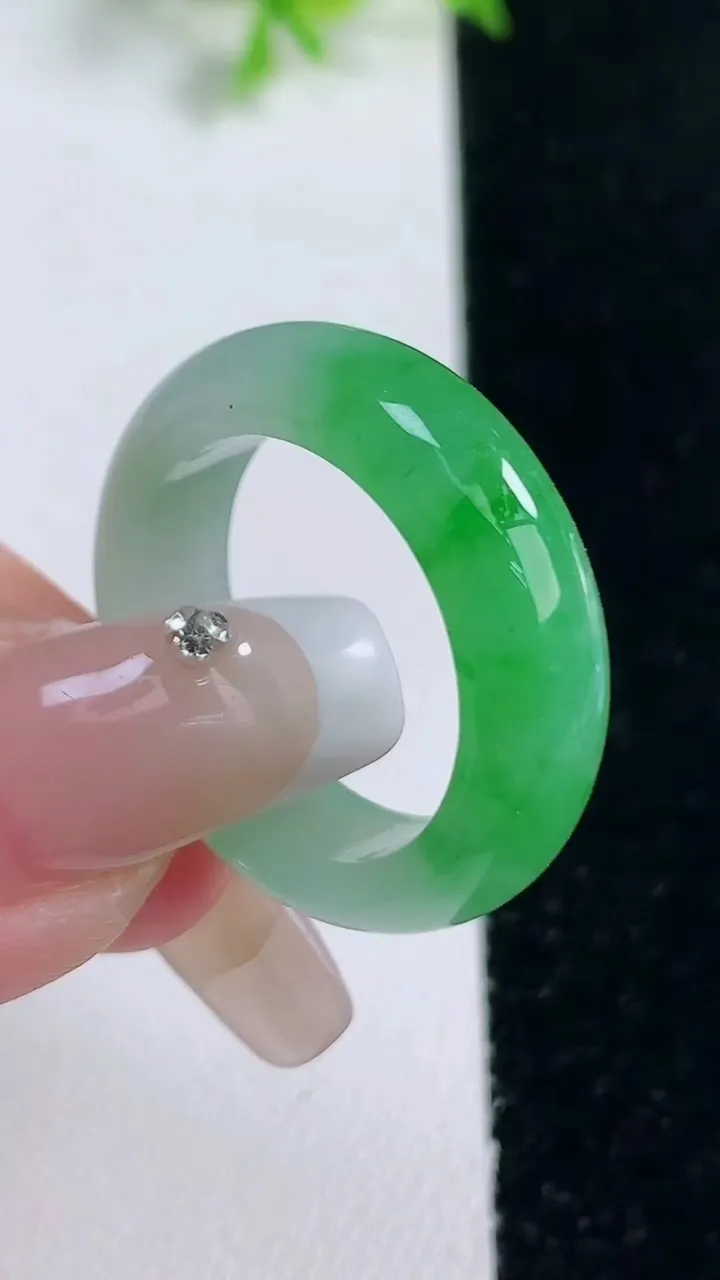 天然A货翡翠指环戒指，尺寸19.3-6.8-4，重量:6.24g2026年1月17日
工厂直销收藏佳
