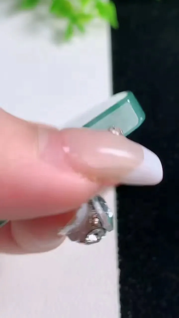 天然A货翡翠冰种飘花无事牌镶嵌件，尺寸52.4-39.2-6，重量:37.34g
1月17日