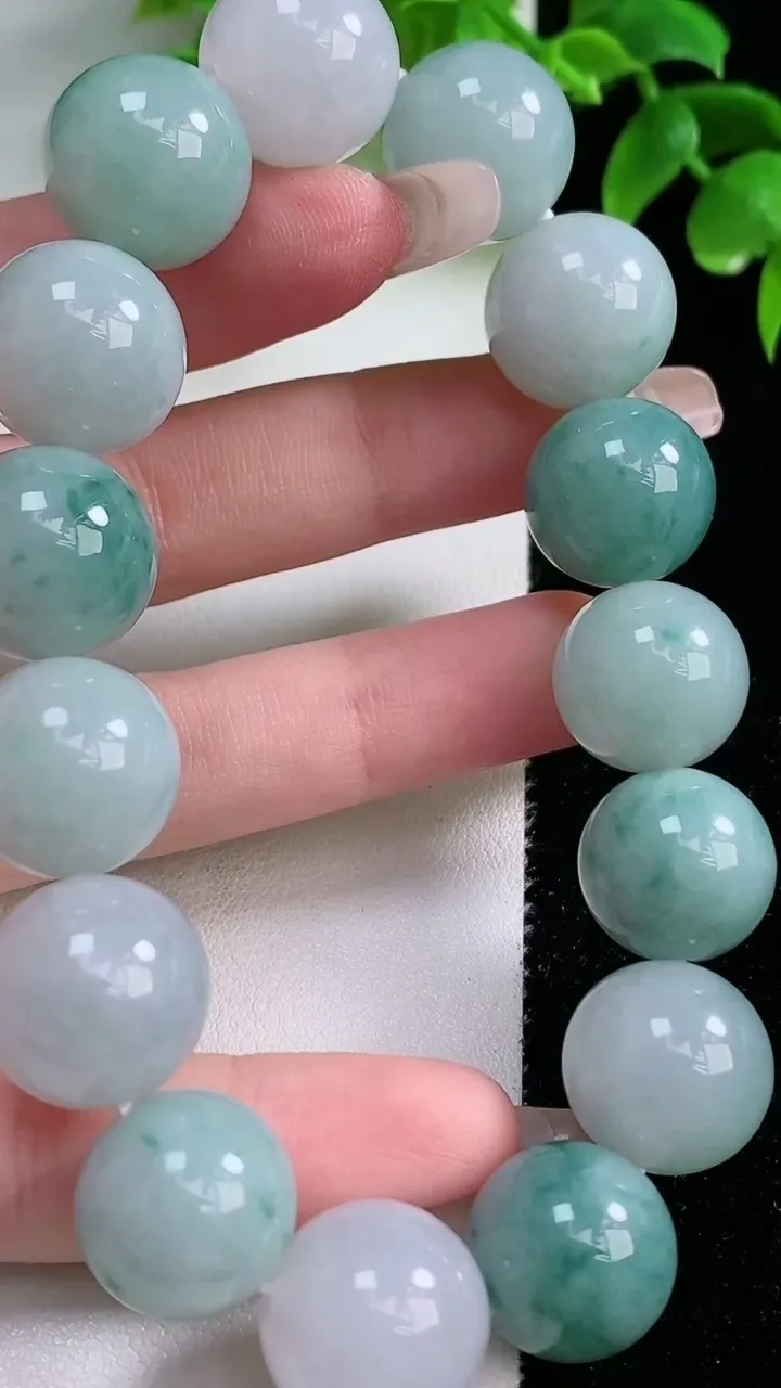 天然A货翡翠飘花圆珠手串，尺寸15.2-15颗，重量:91.76g1月17日
工厂直销收藏佳品,种好水足，色泽均匀，有种有色，上手高大气！