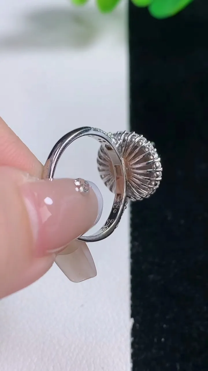 天然A货翡翠蛋面戒指，尺寸12-10-7.3，重量:3.15g2026年1月17日
工厂直销收藏佳品,种好水足，色泽均匀，有种有色，上手高大气！