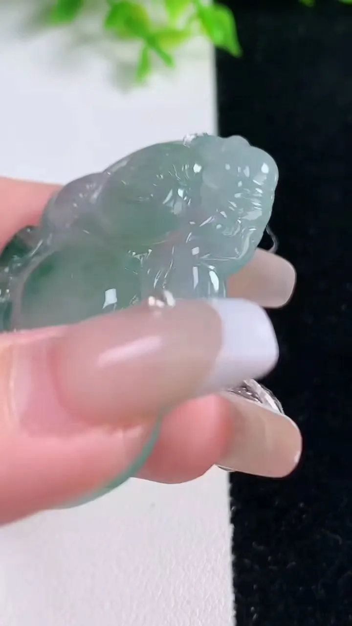 天然A货翡翠种飘花逍遥佛吊坠，尺寸40-31.7-5.5，重量:16.60g
1月17日