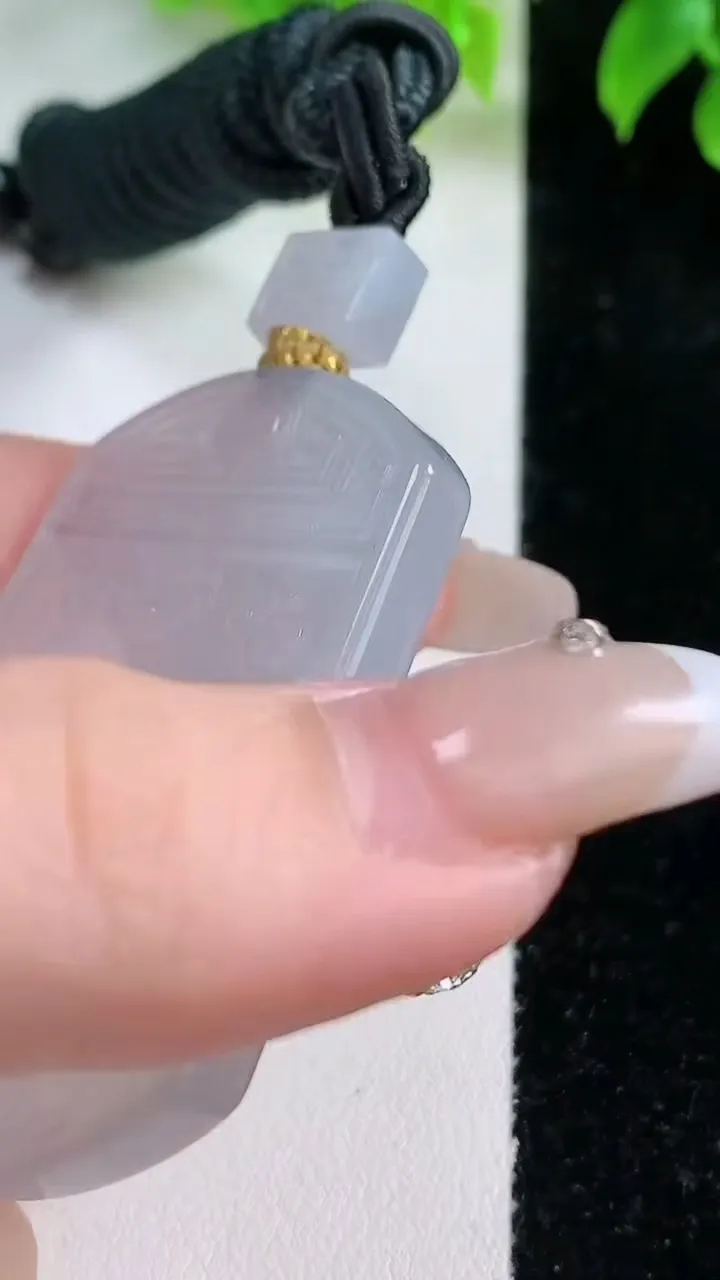 天然A货翡翠仿古无事牌吊坠，尺寸52-40.3-4.9，重量:34.28g
1月17日