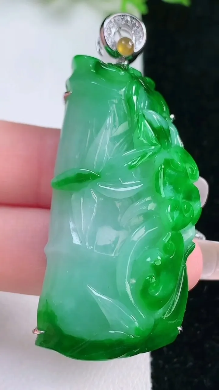 天然A货翡翠节节高升 竹节吊坠，尺寸51.2-24.5-13.7，重量:33.85g
1月17日