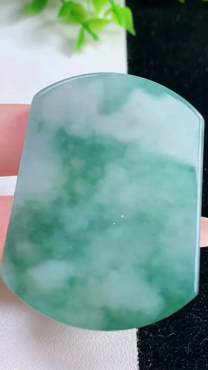 天然A货翡翠冰种飘花无事牌镶嵌件，尺寸52.4-39.2-6，重量:37.34g
1月17日