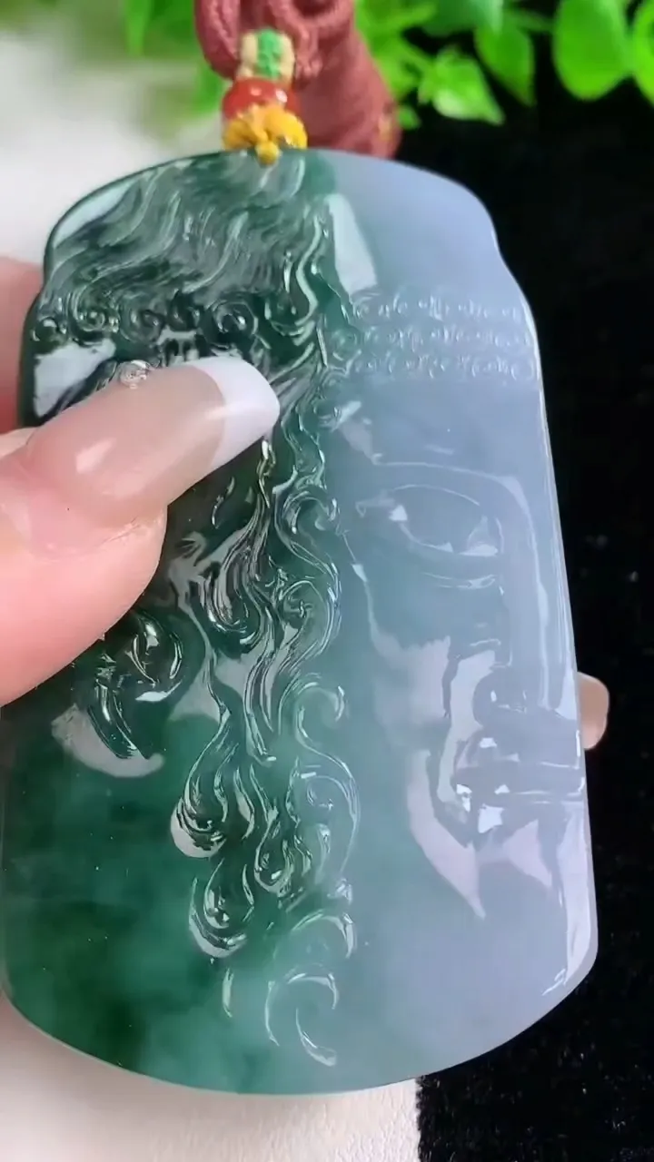 天然A货翡翠不动明王吊坠，尺寸74.8-43.2-10.8，重量:92.50g
1月17日