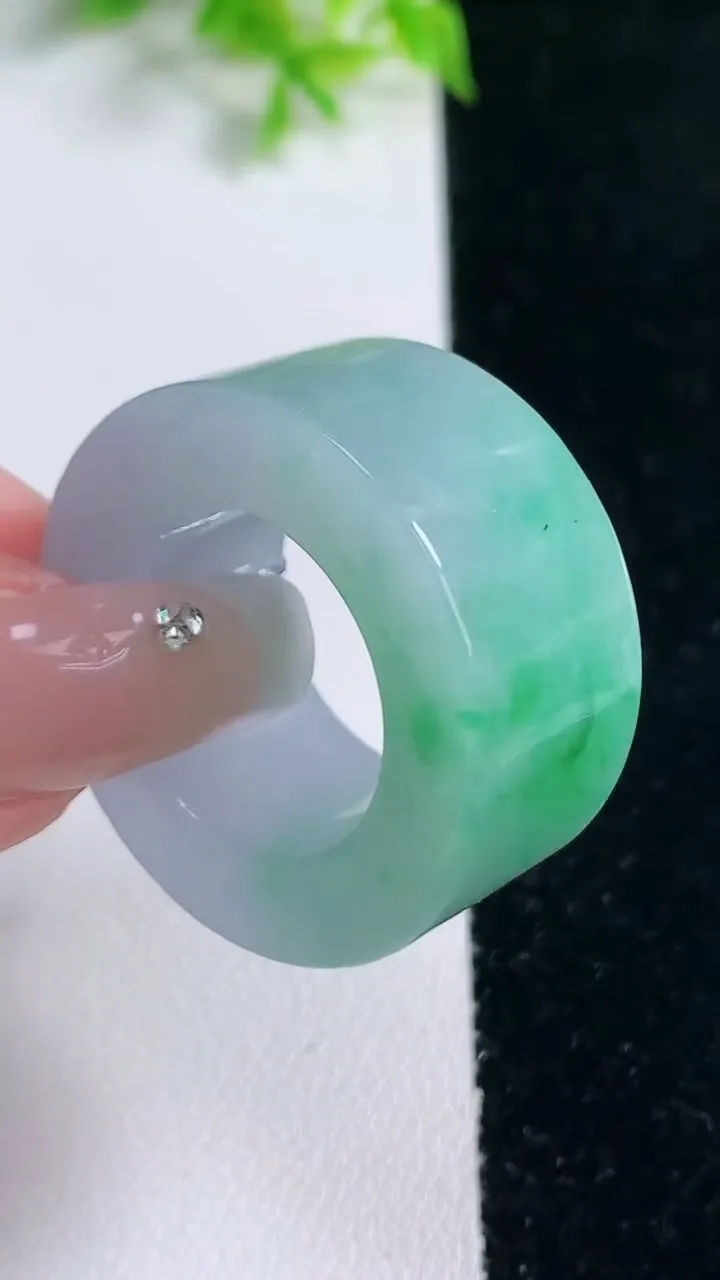 天然A货翡翠方形指环扳指，尺寸19.4-14-6.4，重量:24.94g
1月17日