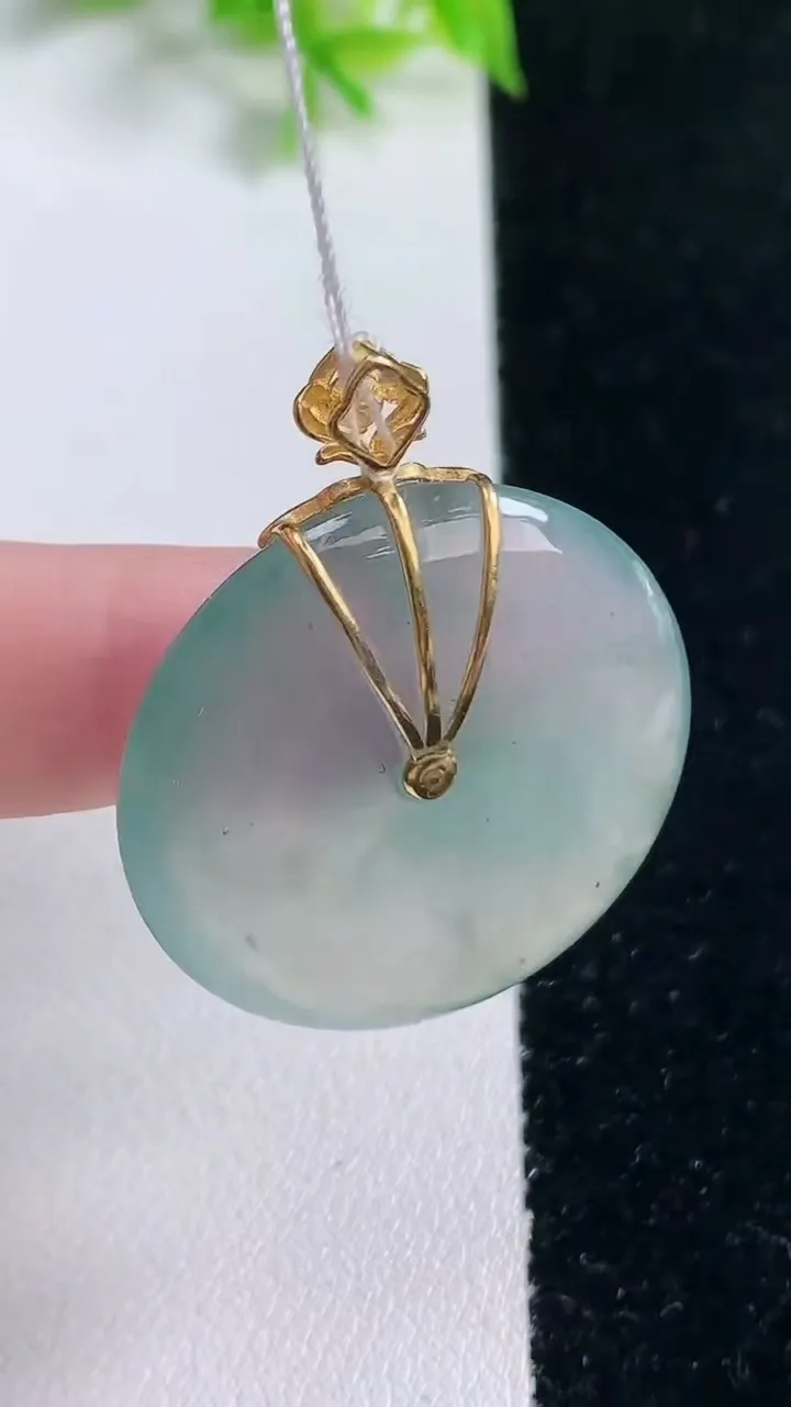 天然A货翡翠种飘花平安扣吊坠，尺寸29.6-5.7，重量:12.68g
1月17日