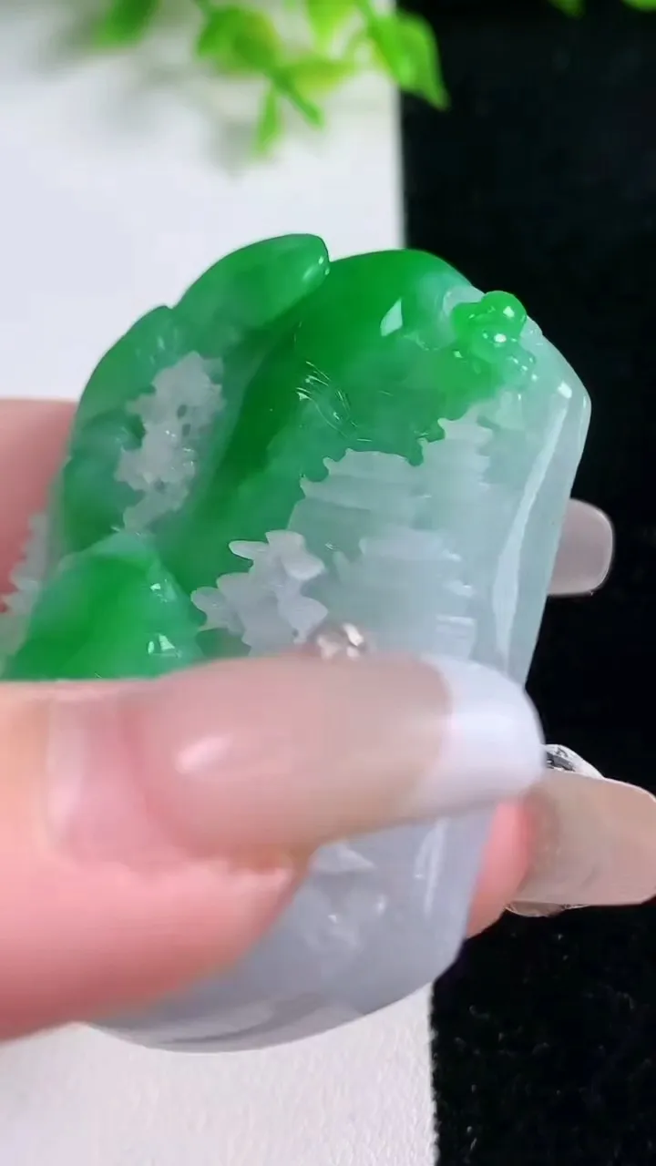 天然A货翡翠山水牌吊坠，尺寸50.5-38.7-10，重量:39.58g
1月17日