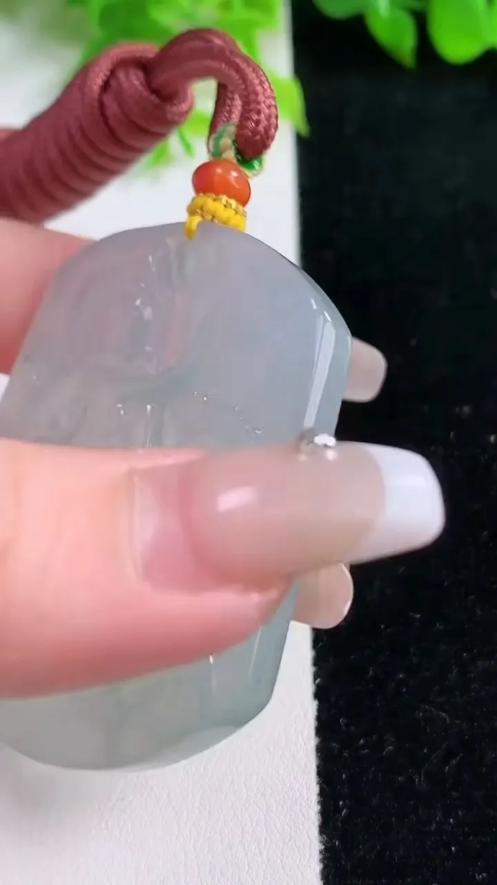 天然A货翡翠种飘花观音菩萨吊坠，尺寸53.5-44.4-5.4，重量:38.06g
1月17日