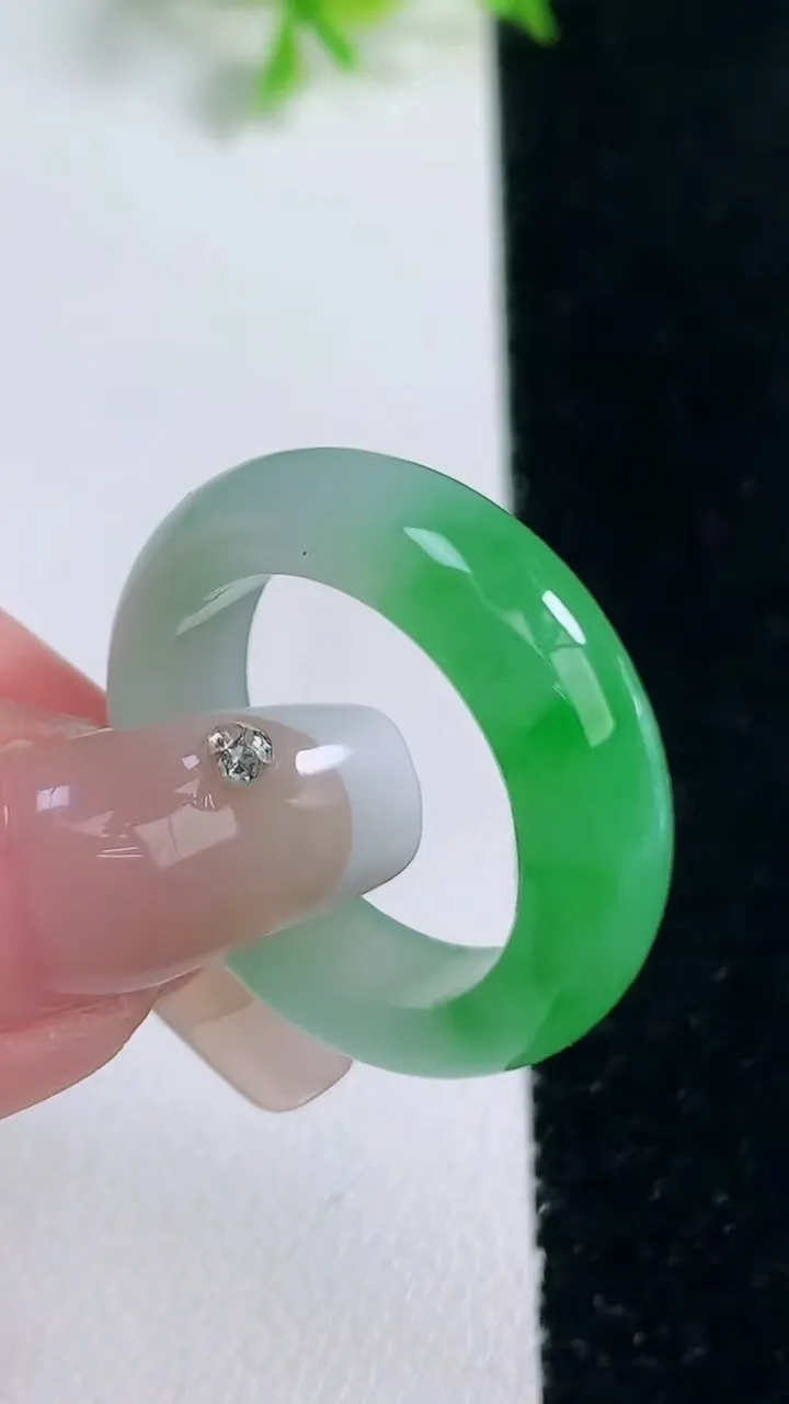 天然A货翡翠指环戒指，尺寸19.3-6.8-4，重量:6.24g2026年1月17日
工厂直销收藏佳品,种好水足，色泽均匀，有种有色，上手高大气！