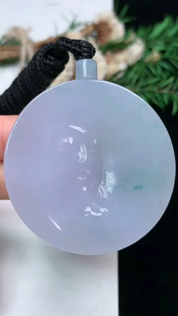 天然A货翡翠飘花佛头吊坠，尺寸46.7-11.9，重量:69.40g
1月17日