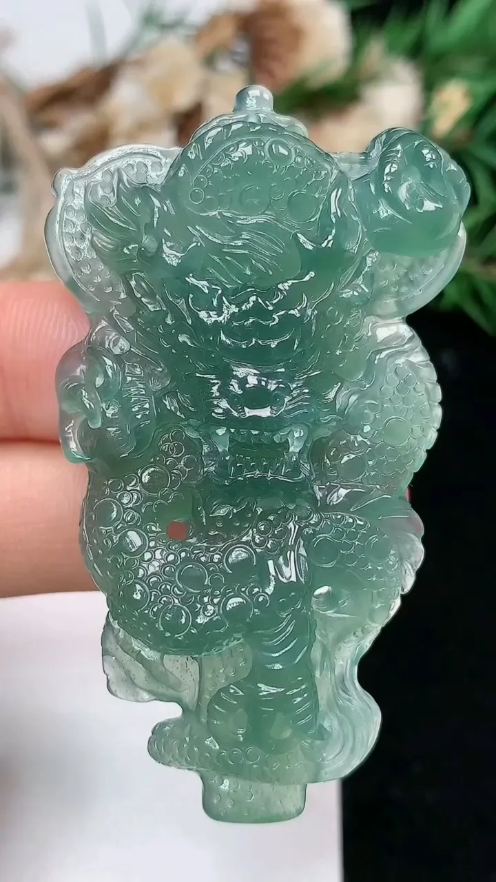 天然A货翡翠蓝水龙牌吊坠，尺寸57.5-33.4-8，重量:19.52g
1月17日