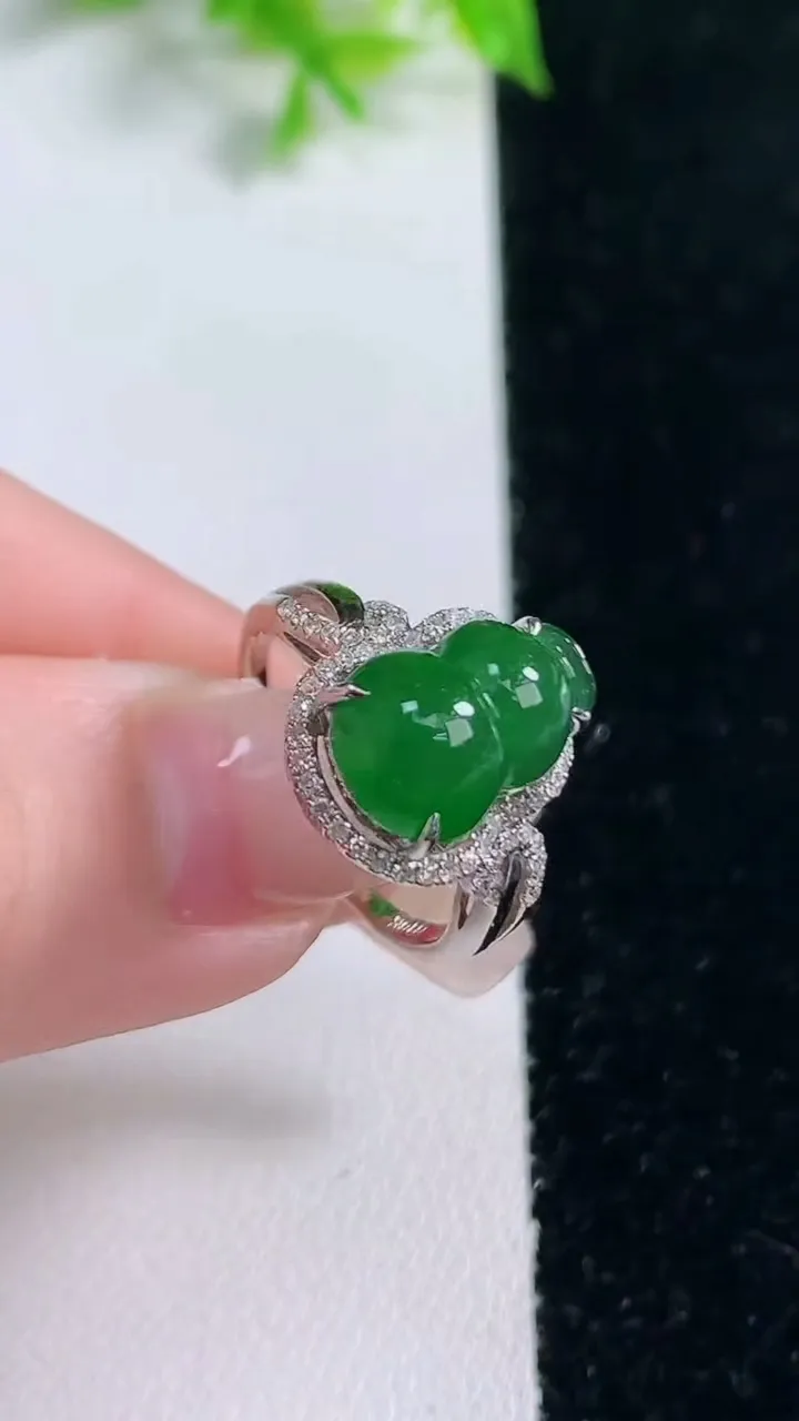 天然A货翡翠葫芦戒指，尺寸17-12-7.8-8，重量:4.47g2026年1月17日
工厂直销收藏佳品,种好水足，色泽均匀，有种有色，上手高大气！