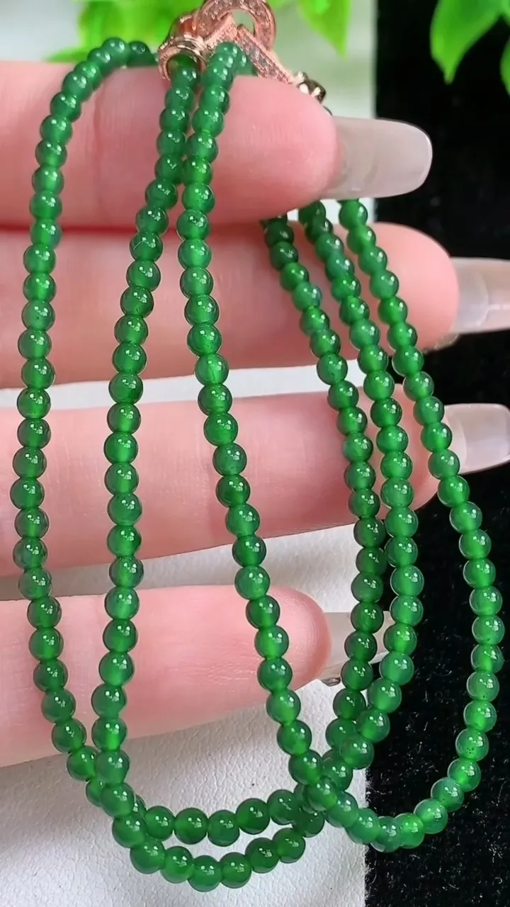 天然A货翡翠小米珠项链，尺寸2.8，重量:9.10g1月17日
工厂直销收藏佳品,种好水足，色泽均匀，有种有色，上手高大气！