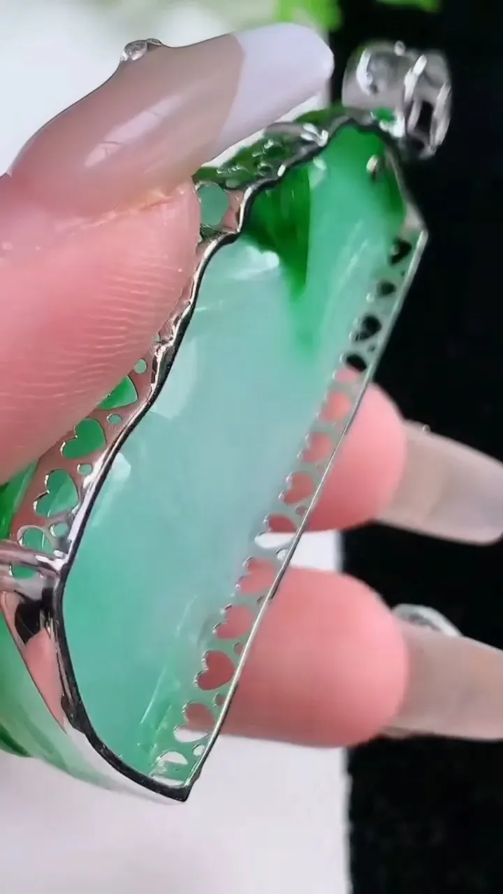 天然A货翡翠节节高升 竹节吊坠，尺寸51.2-24.5-13.7，重量:33.85g
1月17日