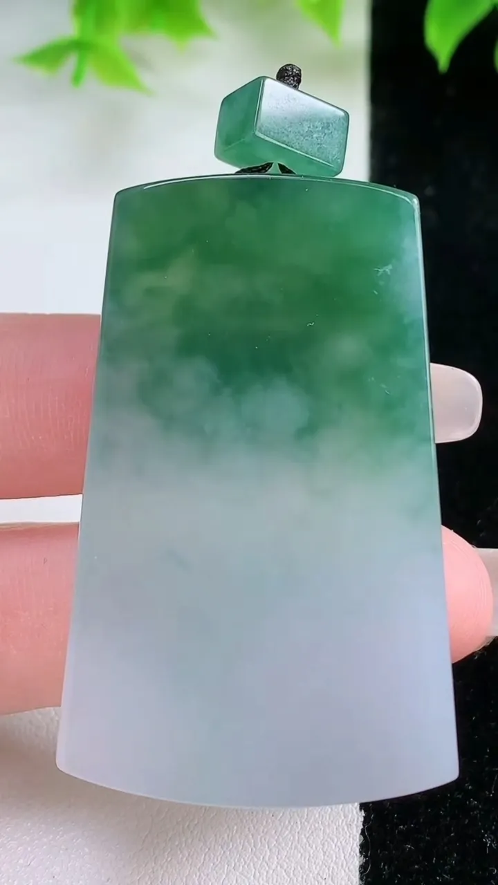 天然A货翡翠无事牌吊坠，尺寸50.7-30.5-5.6，重量:28.34g
1月17日