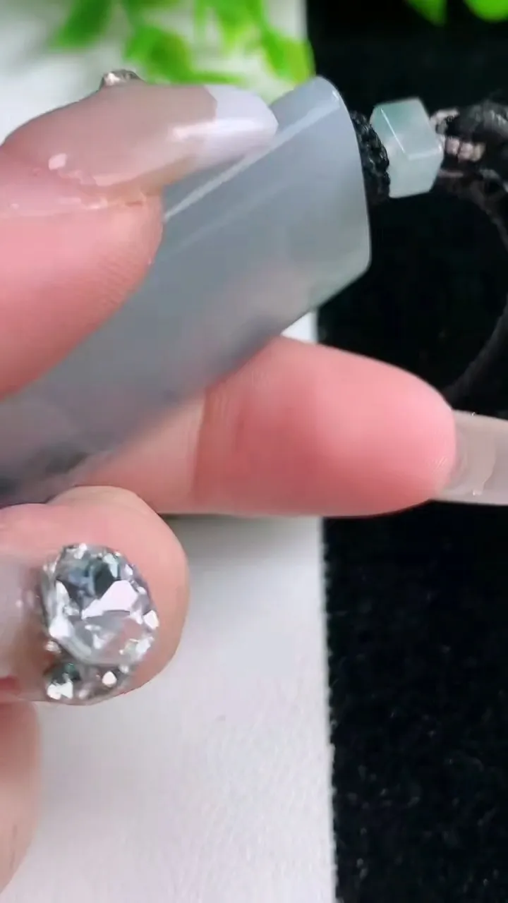 天然A货翡翠种飘花无事牌吊坠，尺寸57.2-23-6.3，重量:28.77g
1月17日