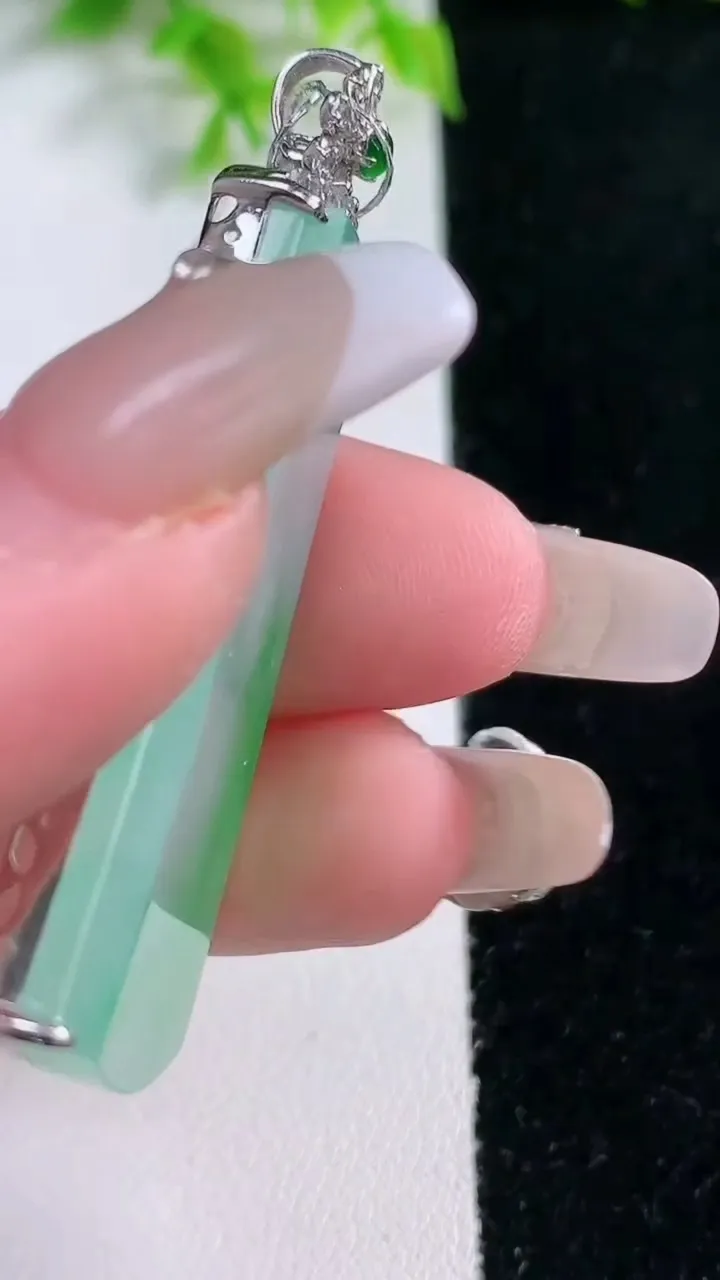 天然A货翡翠无事牌吊坠，尺寸51.4-41.7-23-6，重量:11.75g
1月17日