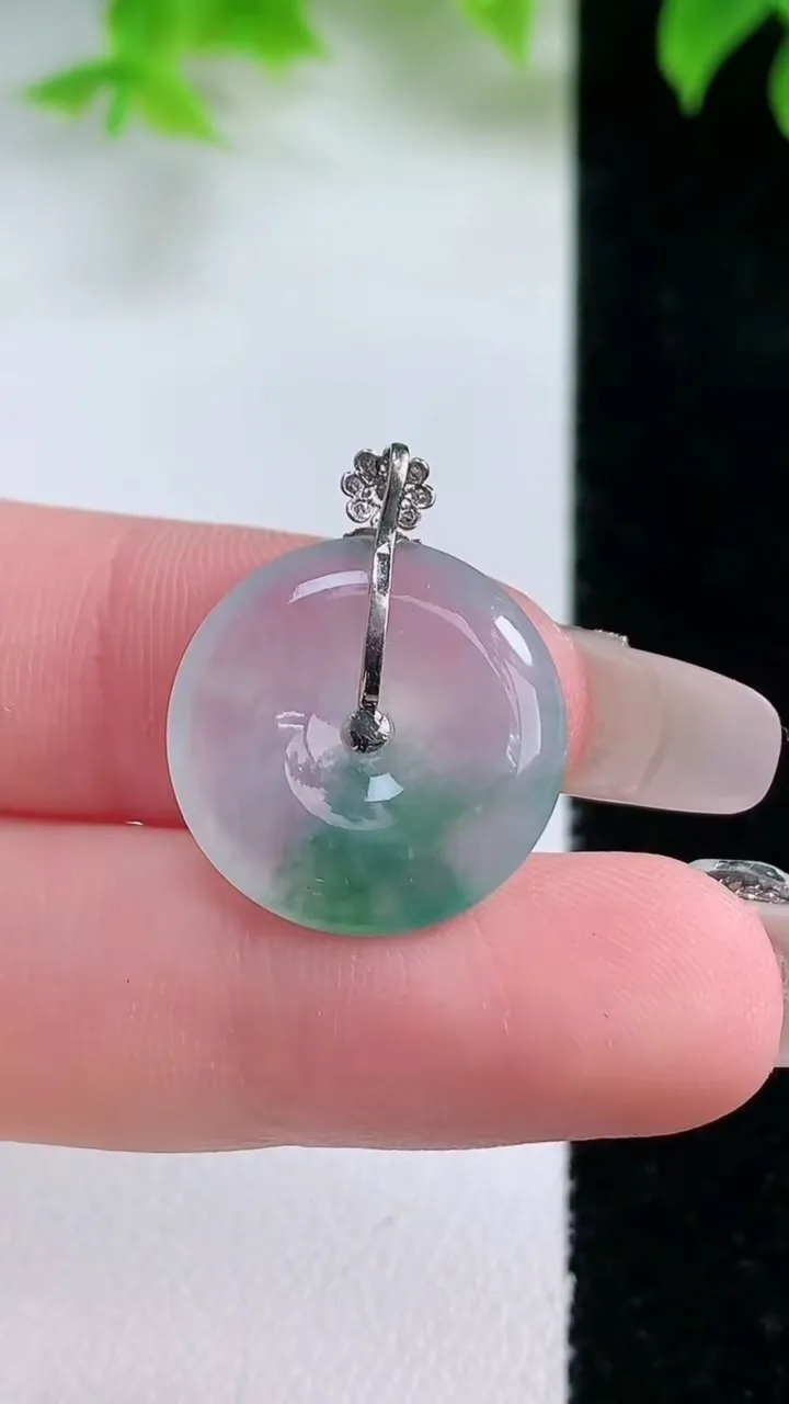 天然A货翡翠种飘花平安扣吊坠，尺寸18.6-3.7，重量:4.52g
1月17日