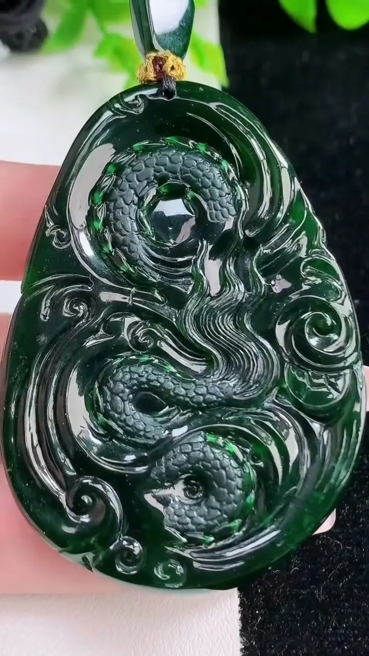 天然A货翡翠双龙戏珠 龙牌吊坠，尺寸63.7-45-10.8，重量:63.09g
1月17日