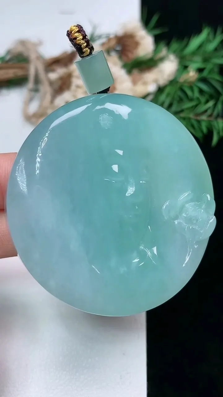 天然A货翡翠佛头吊坠，尺寸51.2-12.5，重量:77.22g
1月17日