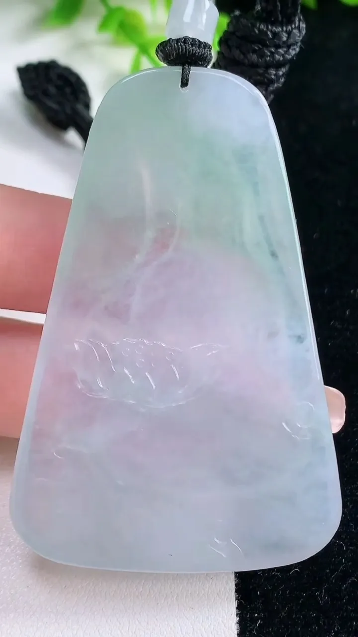 天然A货翡翠大势至菩萨吊坠，尺寸63.3-42.3-5.6，重量:33.49g
1月17日