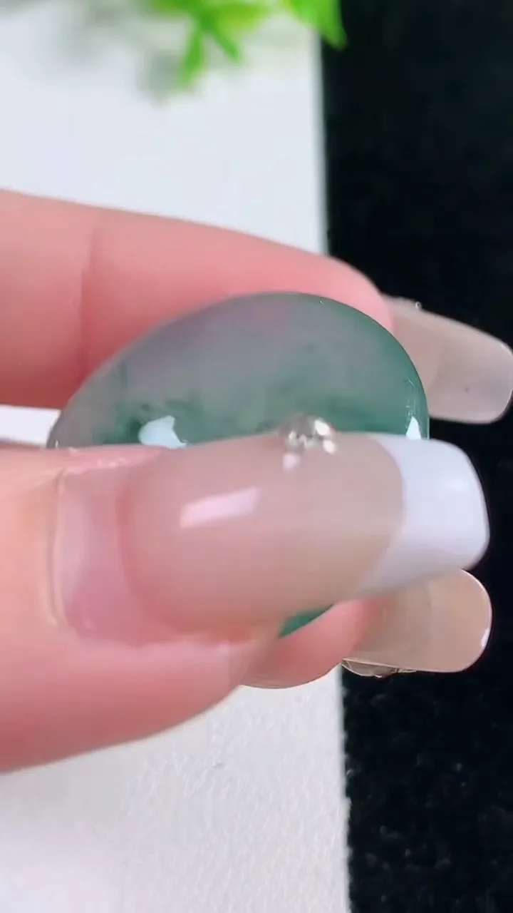 天然A货翡翠冰种飘花平安扣吊坠，尺寸27.7-4.9，重量:9.12g
1月17日