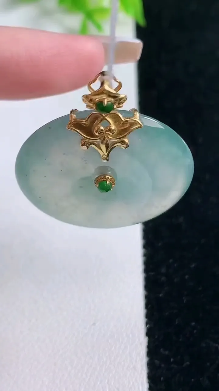 天然A货翡翠种飘花平安扣吊坠，尺寸29.6-5.7，重量:12.68g
1月17日