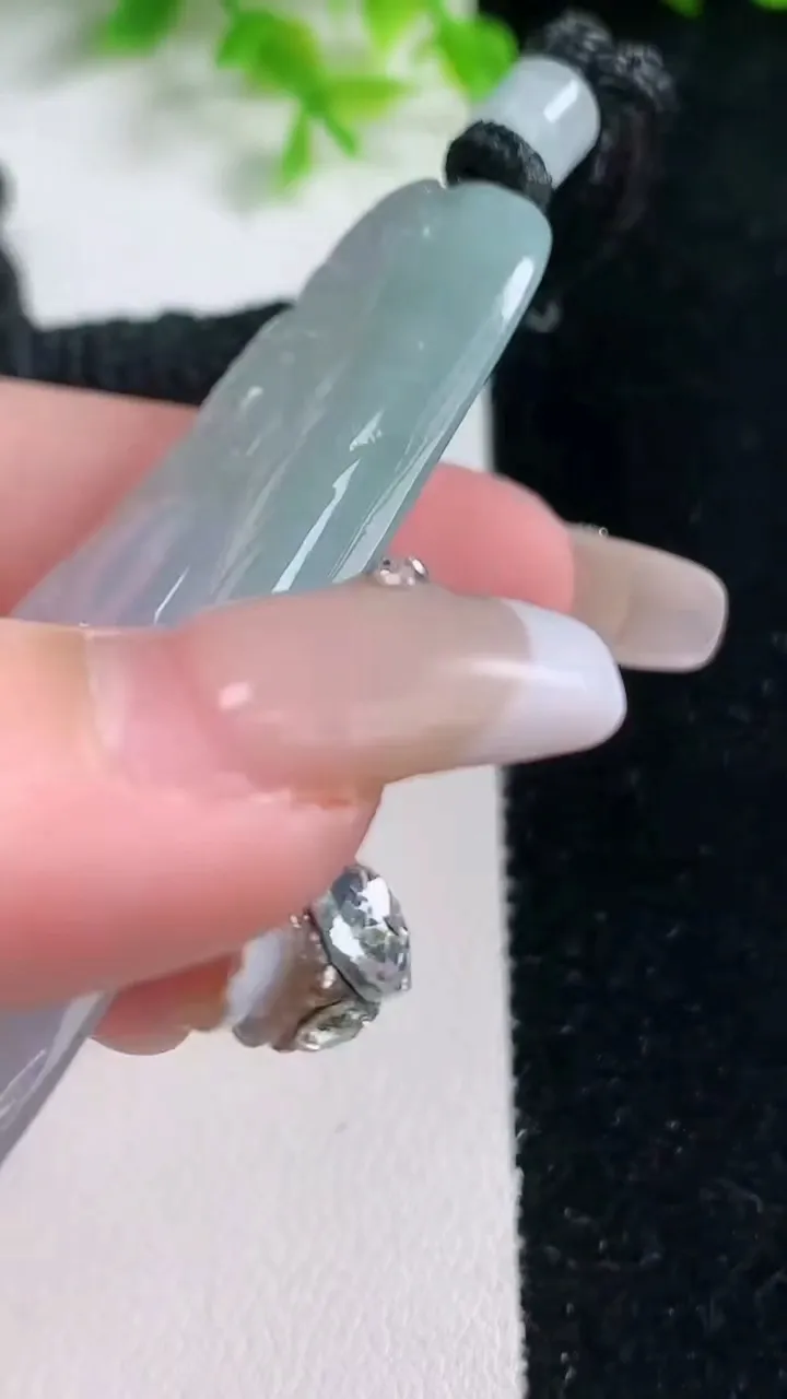 天然A货翡翠大势至菩萨吊坠，尺寸63.3-42.3-5.6，重量:33.49g
1月17日