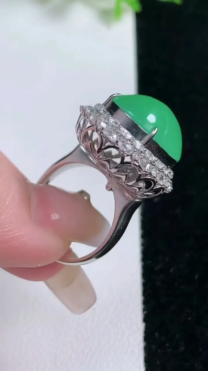 天然A货翡翠蛋面戒指 吊坠两用款，尺寸17.3-18.6-14.7-15.7，重量:11.33g2026年1月17日
工厂直销收藏佳品,种好水足，色泽均匀，有种有色，上手高大气！