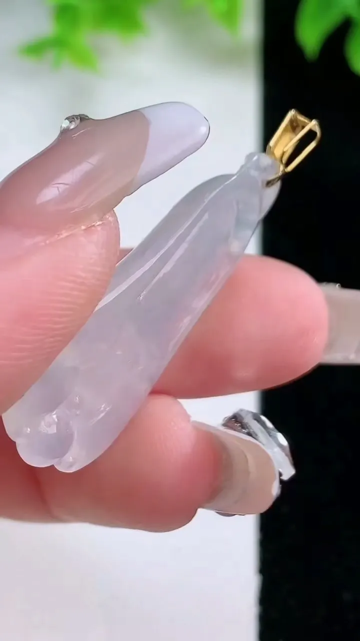 天然A货翡翠种白冰佛手瓜吊坠，尺寸34-17.4-6，重量:5.88g
1月17日