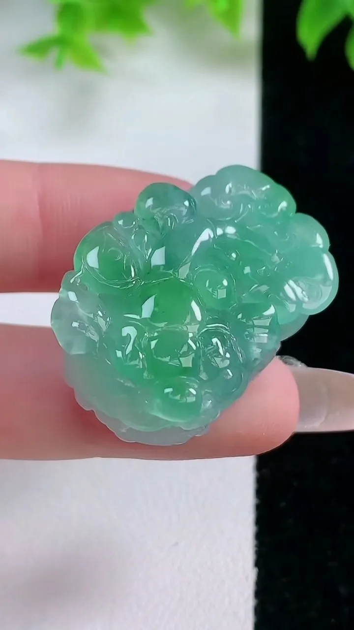 天然A货翡翠貔貅吊坠，尺寸31.7-22.5-14.6，重量:21.43g
1月17日