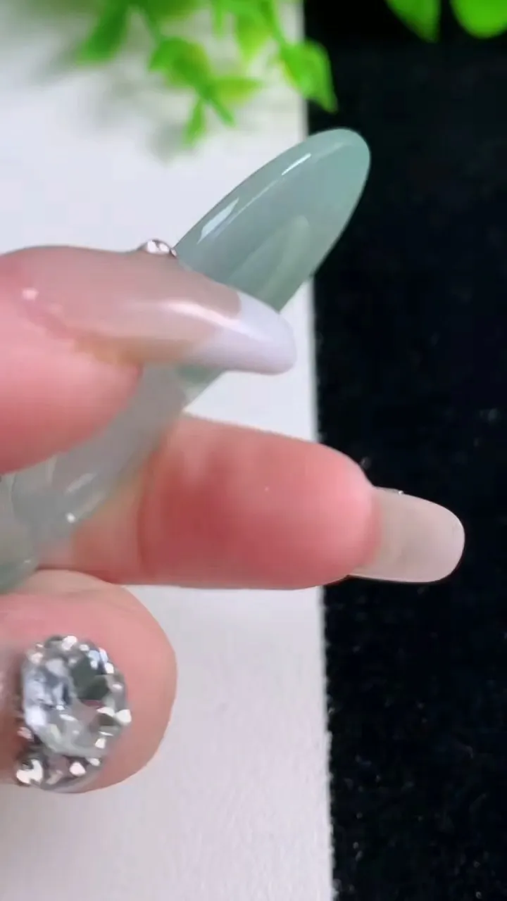 天然A货翡翠种飘花观音菩萨吊坠，尺寸66.3-42.3-5.5，重量:28.23g
1月17日