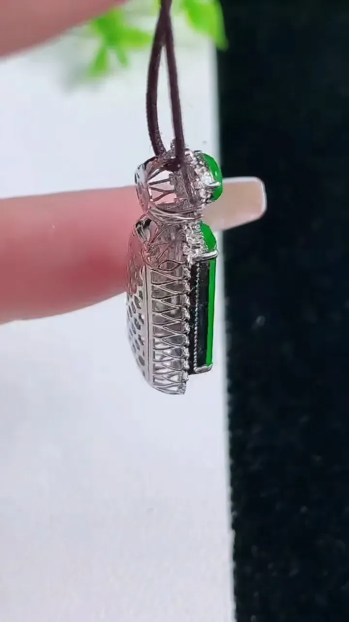 天然A货翡翠无事牌吊坠，尺寸29.6-10.7-7.9，裸石16.7-7.2重量:2.61g
1月17日