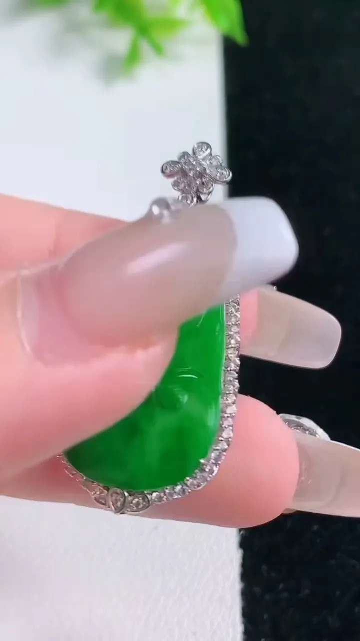 天然A货翡翠如意吊坠，尺寸39-18.2-5.4，裸石25.7-16重量:4.05g
1月17日