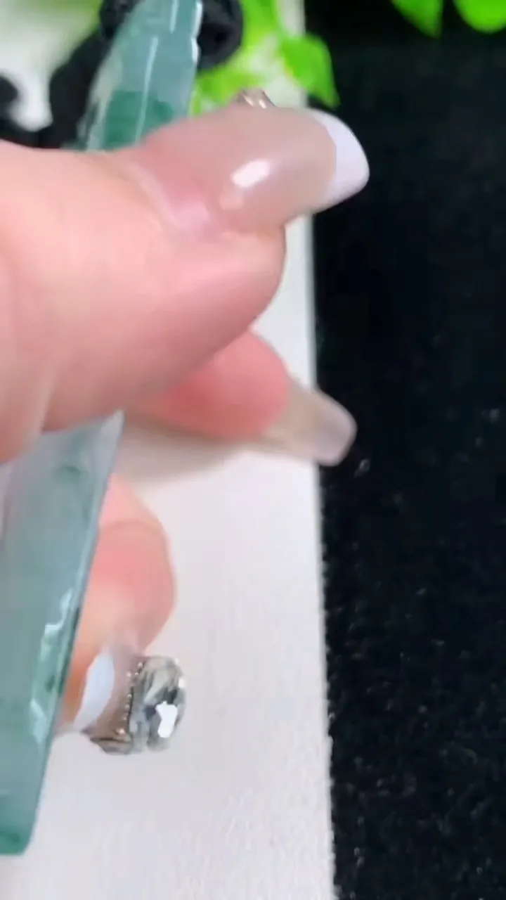 天然A货翡翠种飘花山水牌吊坠，尺寸70.4-46.2-5.7，重量:52.73g
1月17日