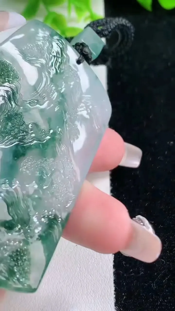 天然A货翡翠种飘花山水牌吊坠，尺寸66.5-44.3-5.8，重量:47.86g
1月17日