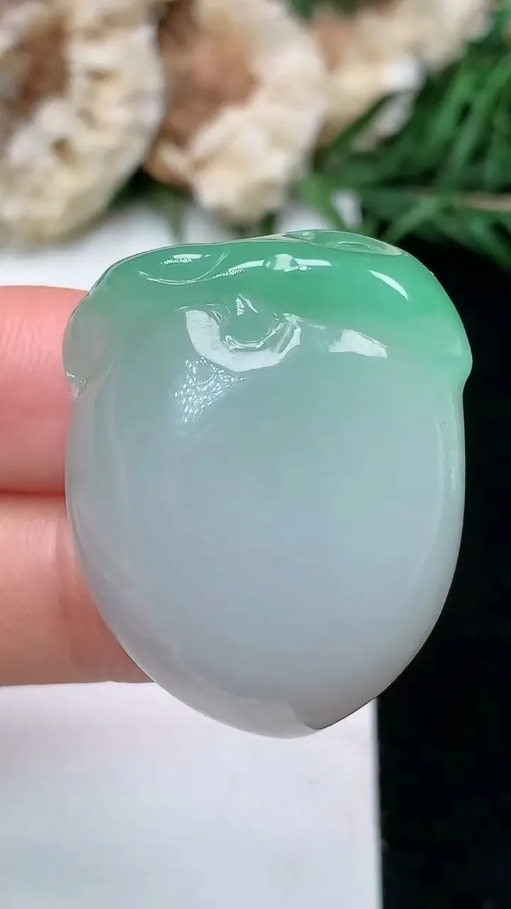 天然A货翡翠寿桃吊坠，尺寸31.2-24-12，重量:20.26g
1月17日