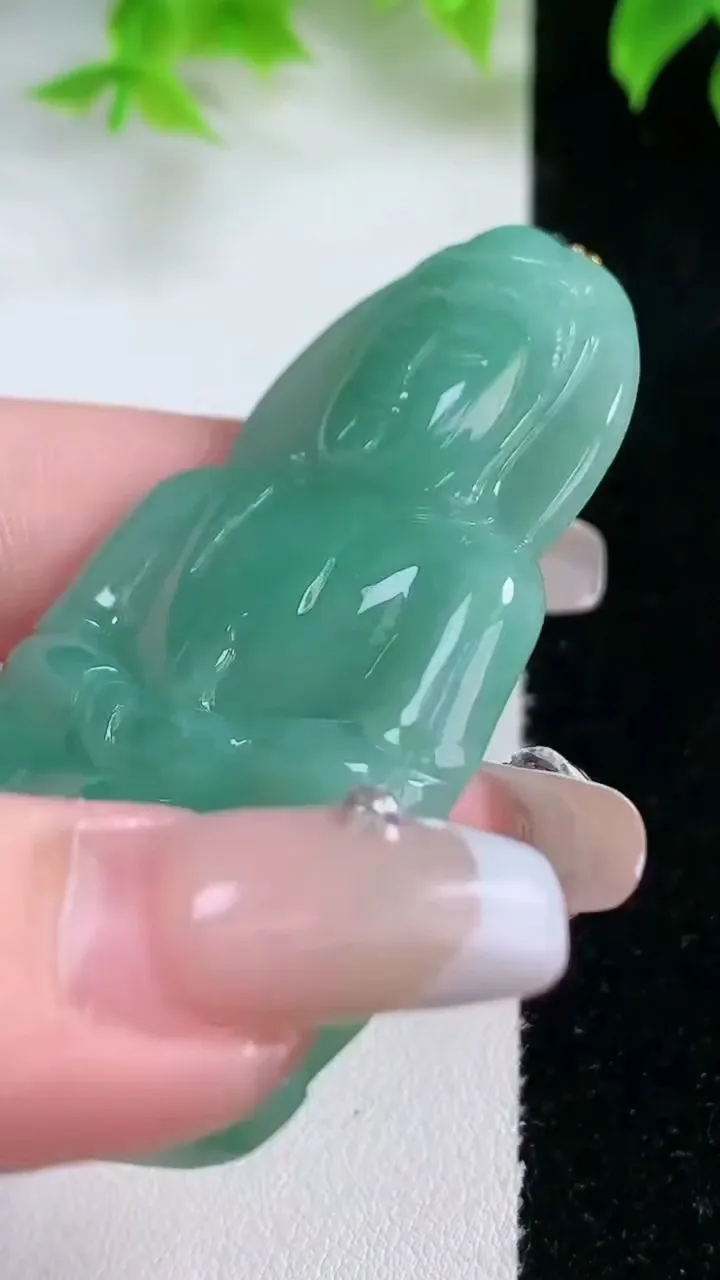 天然A货翡翠观音菩萨吊坠，尺寸61.7-39.5-5.2，重量:27.28g
1月17日