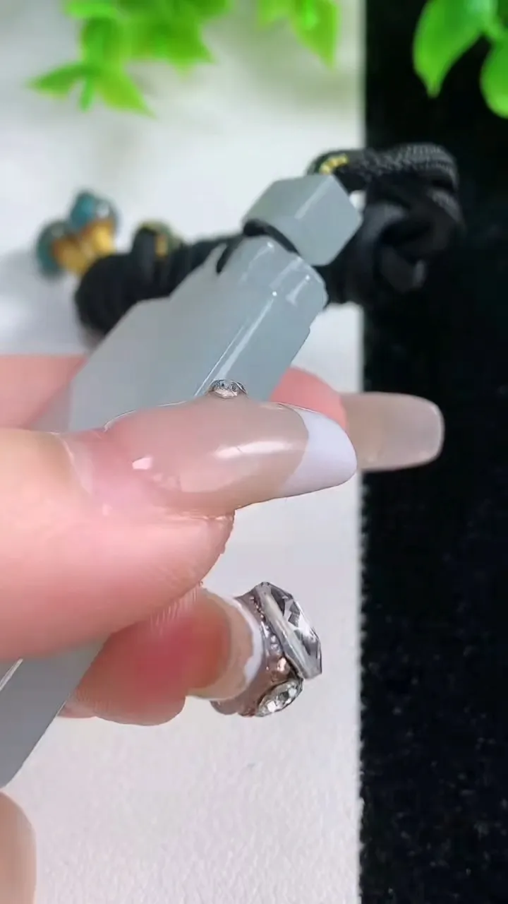 天然A货翡翠无事牌吊坠，尺寸54.6-34.4-5.7，重量:34.70g
1月17日